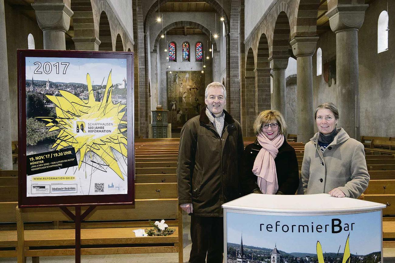 Die Organisatoren des Reformationsjahres, Kirchenrat Matthias Eichrodt, Marina Furrer (Marketing), Doris Brodbeck (Kommunikation), im Münster.