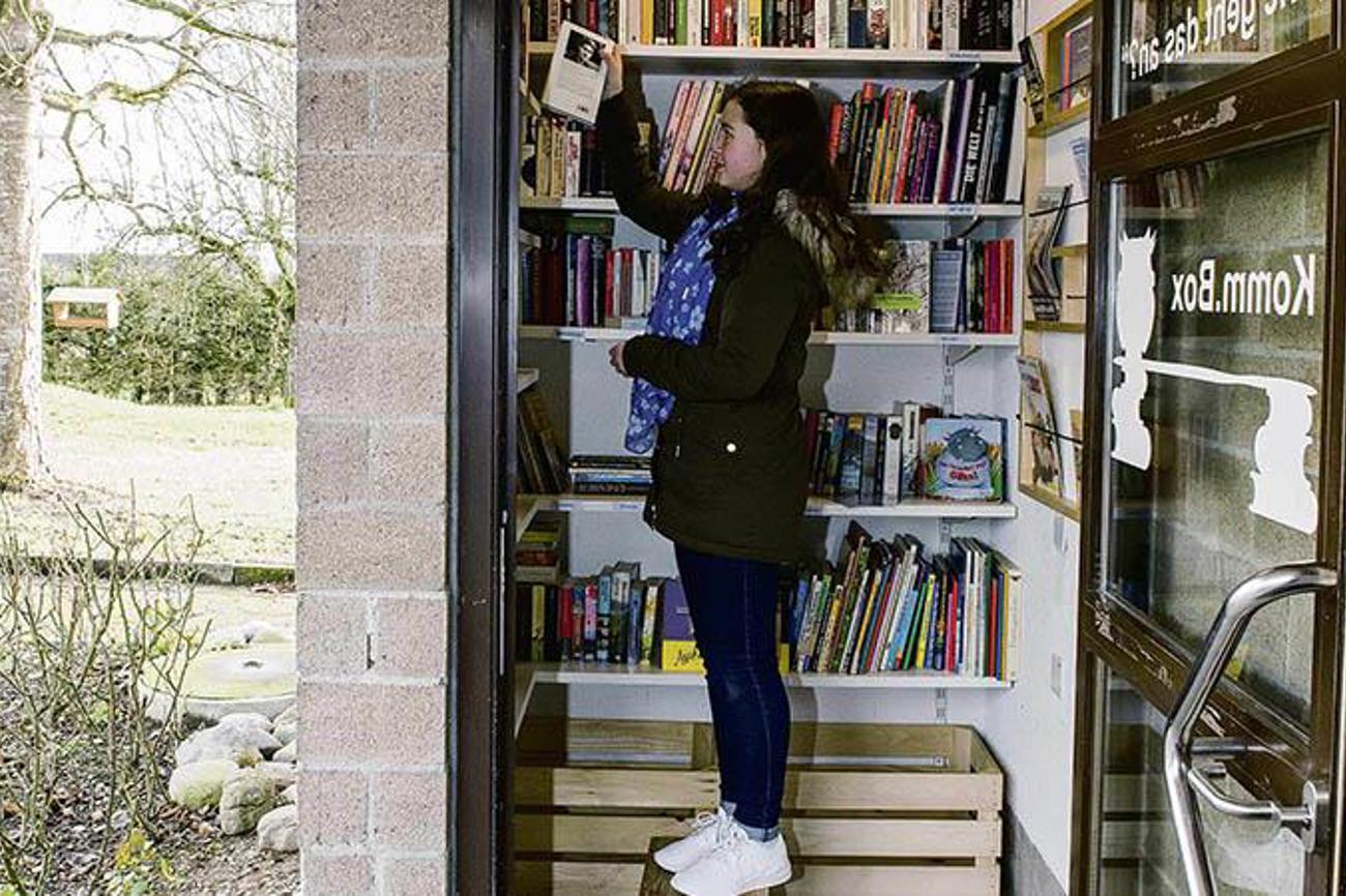 Die begeisterte Leserin Jasmin van den Hout aus Dörflingen sucht in der ehemaligen Telefonkabine nach Lesestoff  und wird 
fündig. |Leutert