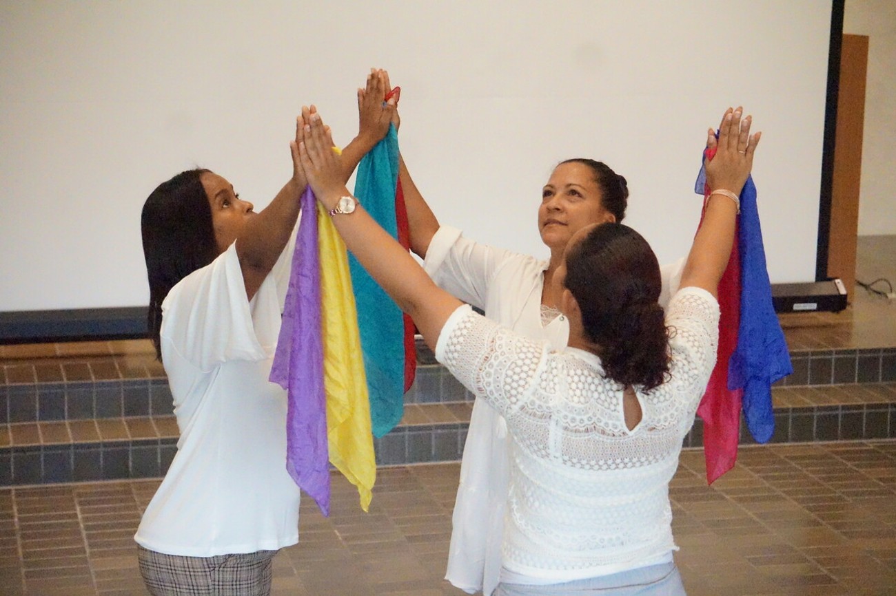 Frauen tanzen im Encuentro, dem spanisch-sprachigen Gottesdienst in Jona. Foto: sd