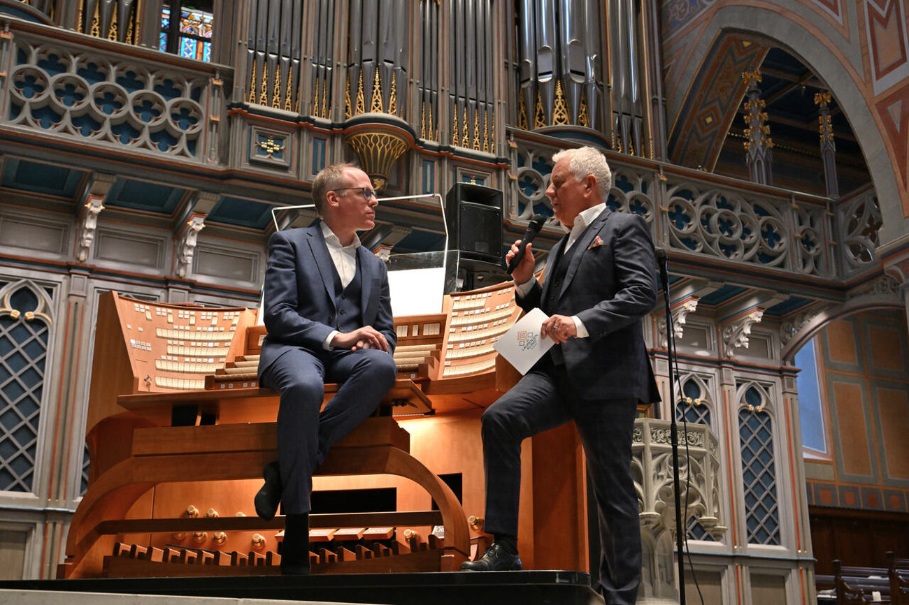 Bernhard Ruchti, Organist der Kirche St. Laurenzen, im Gespräch mit Moderator Röbi Koller (rechts). Foto: Augustin Saalem