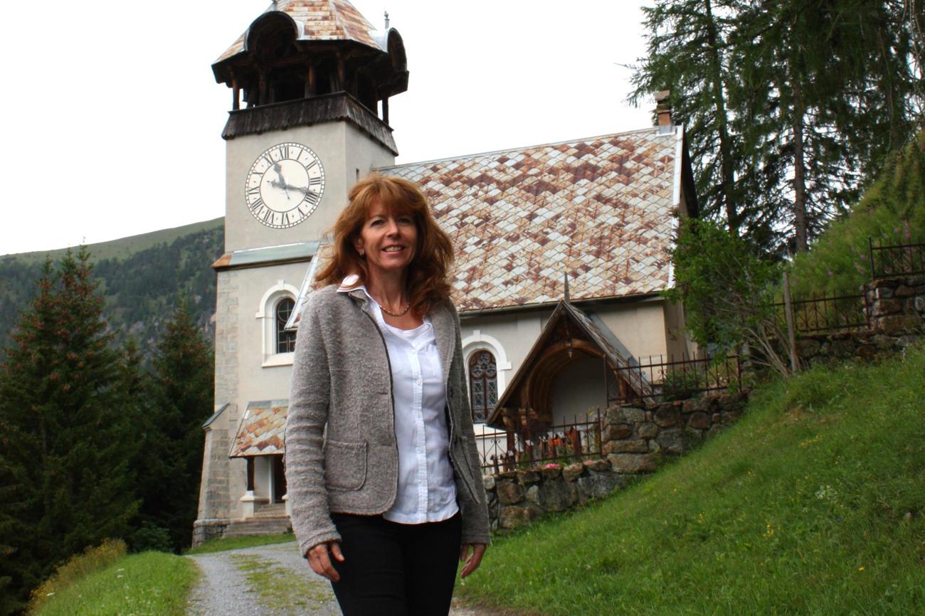 Ruth Pfister an einem ihrer häufig besuchten Lieblingsorte – wenn sie nicht zu Hause arbeitet – unterhalb der neuen Kirche in Davos Monstein, wo sie die Bergwelt geniesst. (Bild: pd)