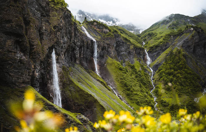 Wassermassen donnern in alle Richtungen