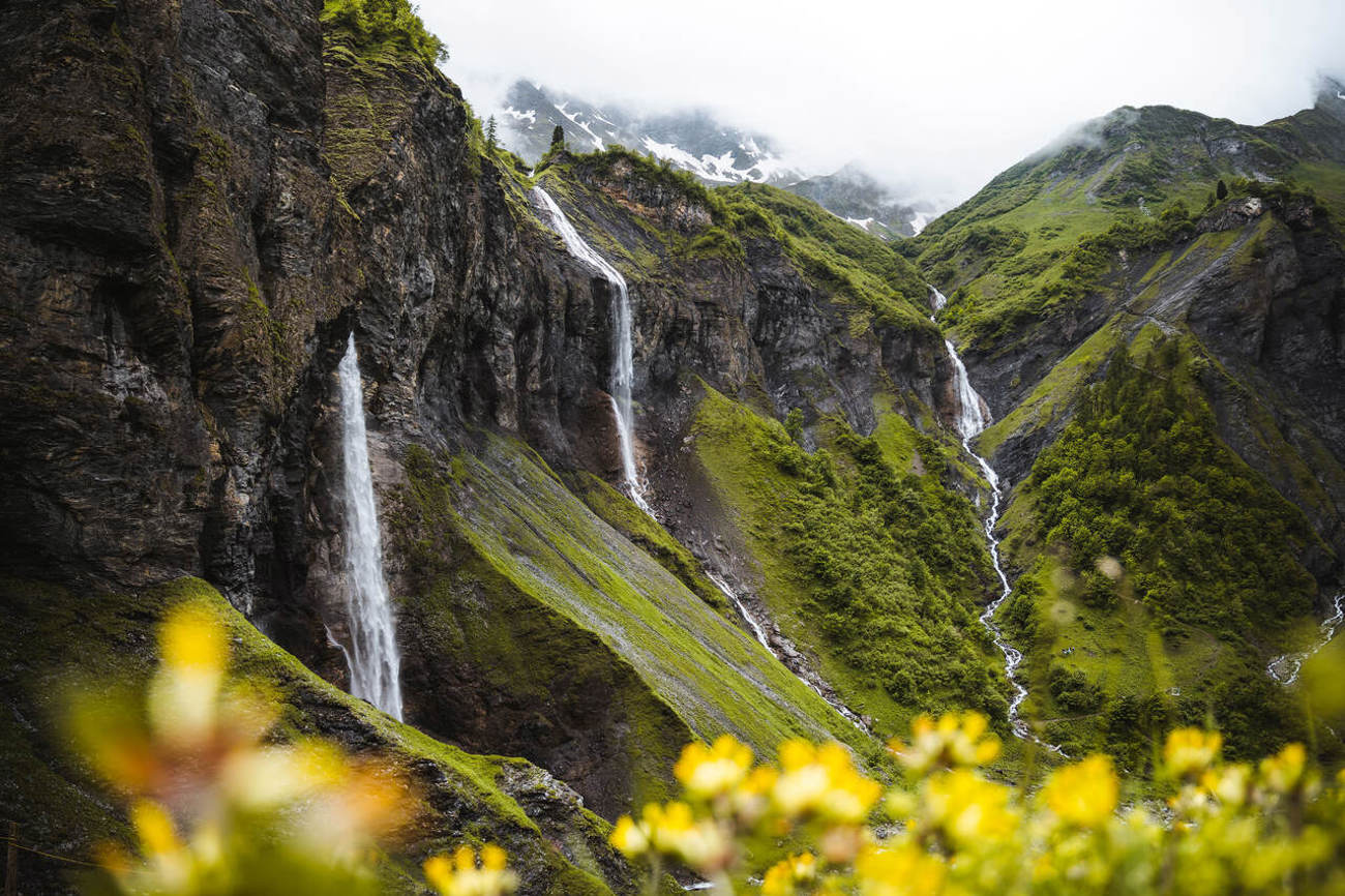 Während der Schneeschmelze sind die Batöni-Wasserfälle oberhalb von Sargans besonders imposant. Foto: Heidiland Tourismus / Valentin Manhart