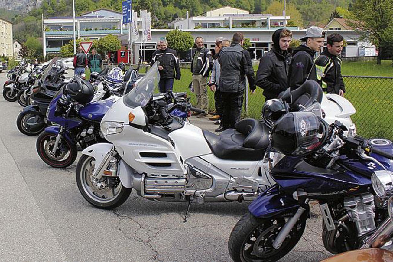 Aufgereiht warten die Motorräder, bevor es zur Sternfahrt losgeht