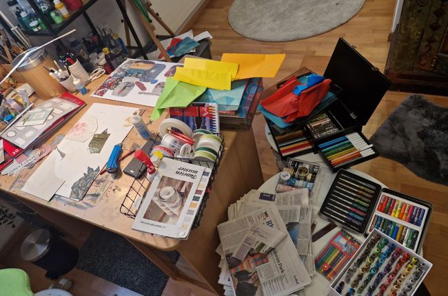 «20 Fahrradminuten entfernt von meinem Zuhause liegt er im Untergeschoss, gleich anschliessend an die Kellerräume eines Mehrfamilienhauses: mein Kraftort. Abgeschottet kann ich in meinem kleinen Atelier malen und basteln, wie es mir beliebt. Hier schalte ich mein sonst so durchstrukturiertes Hirn auf Stand-by und tobe mich im kreativen Chaos aus. Paradoxerweise gelingt es mir so, manche Stürme in meinem Kopf zu ordnen und neue Kraft zu schöpfen», schreibt Sam de Keijzer aus Gossau. Foto: Sam de Keijzer