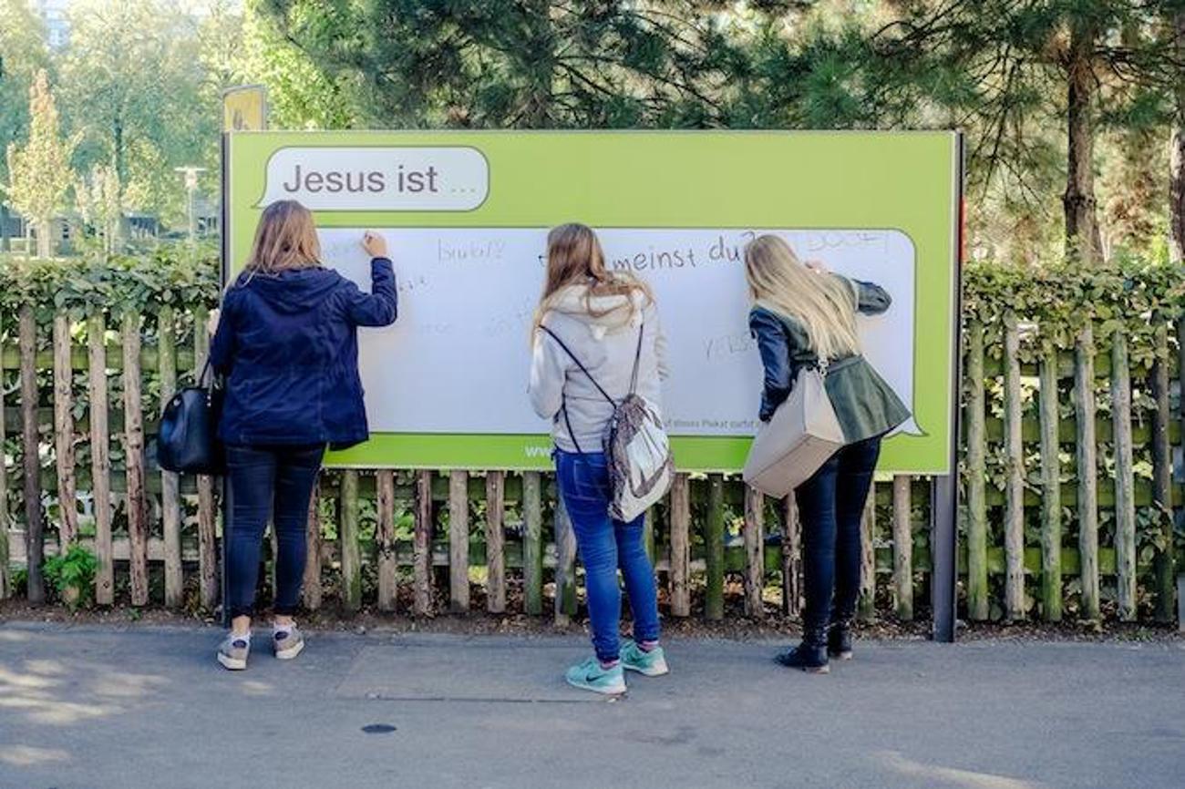 Jesus ist «Trendsetter», «Liebe» oder «brutal»? Die Kampagne «Jesus ist . . .» fordert mit Strassenplakaten Passanten auf, zu schreiben, was sie von Jesus halten.