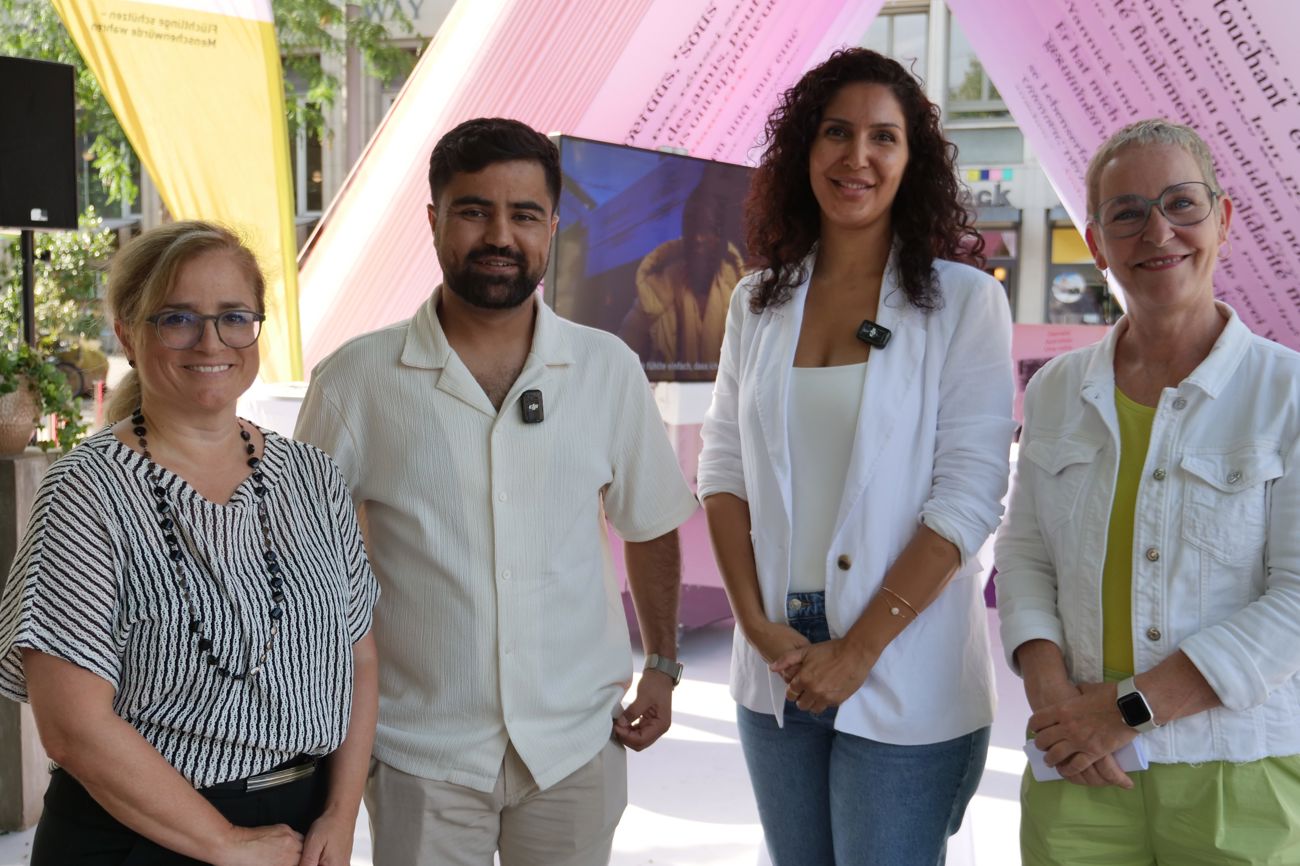 Redner*innen der Eröffnungsfeier: Maria Pappa, Tamim Arozo, Ebru Özkul und Miriam Behrens