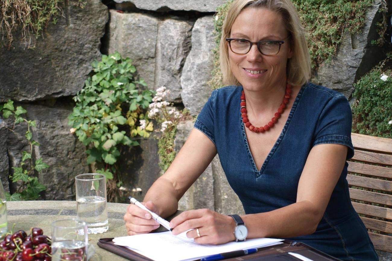 Die neue Synodepräsidentin zuhause an ihrem Gartentisch.