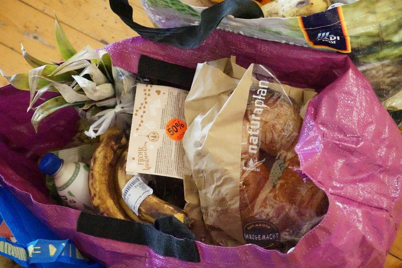 Eine Tasche voller Lebensmittel, die sonst fortgeworfen worden wären, erhalten Armutsbetroffene für einen Franken.
