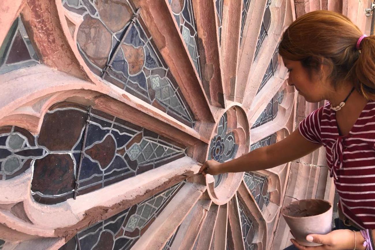 Heute verfolgt die Basler Münsterbauhütte den Ansatz, möglichst viel von der originalen Bausubstanz zu erhalten. Die Lernende Lina Bernasconi an Reprofilierungsarbeiten mit Steinergänzungsmörtel. | Andreas Hindemann