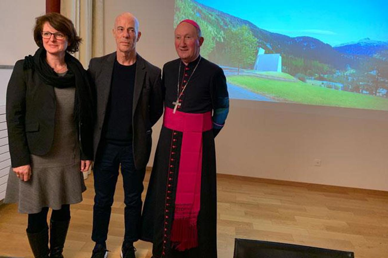 Cornelia Camichel-Bromeis, Dekanin der reformierten Landeskirche Graubünden; Architekt Jacques Herzog und Bischof Peter Bürcher, apostolischer Administrator des Bistums Chur. |Constanze Broelemann
