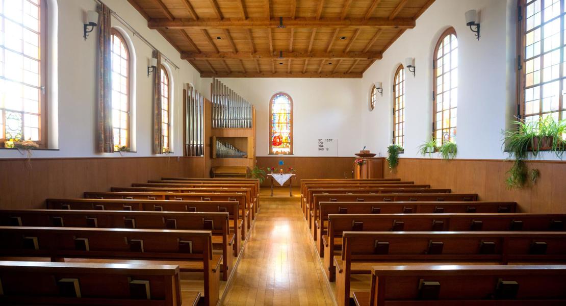 Schweizer Kirchenbänke leeren sich zunehmend. In der Innerschweiz immerhin seltener als anderswo. Im Bild die reformierte Kirche in Hüswil. Foto: Philipp Schmidli