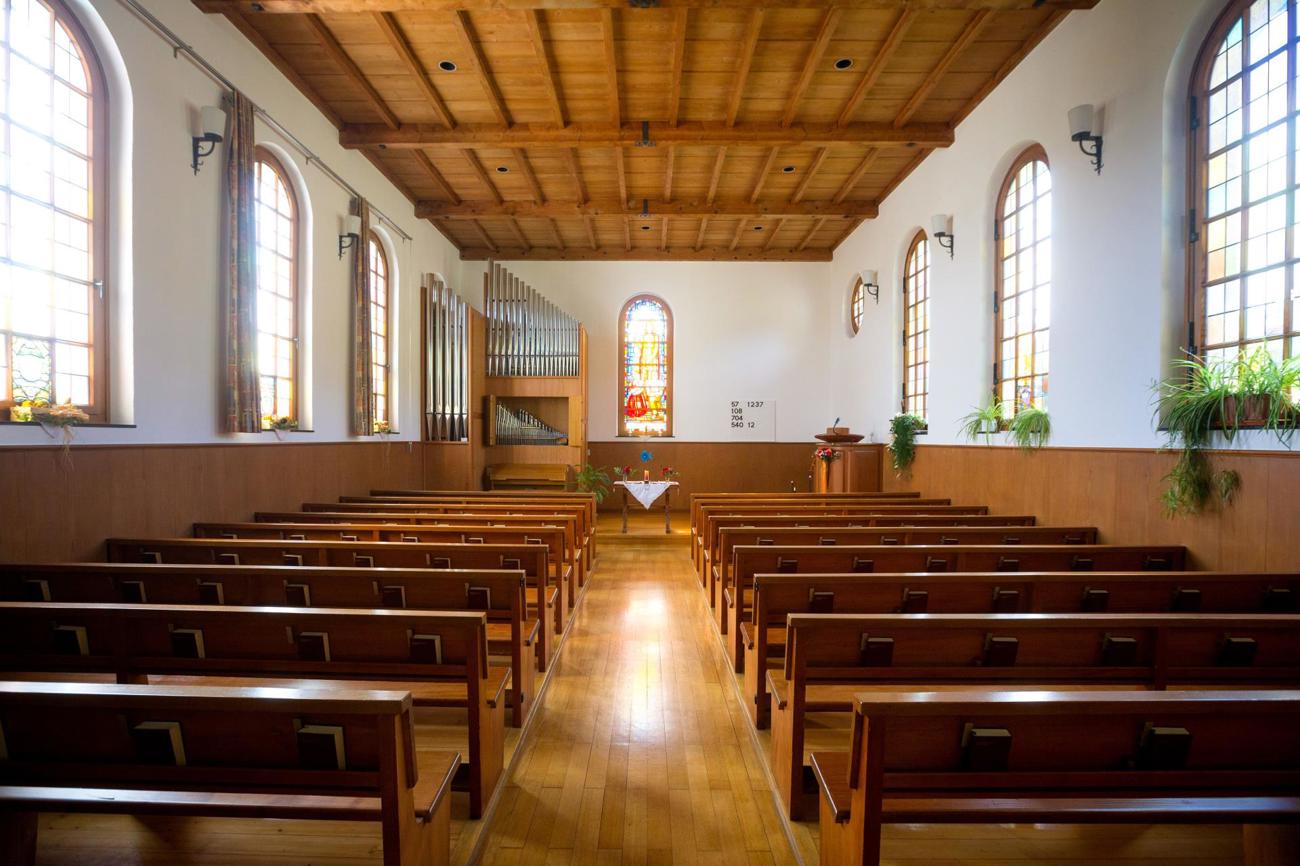 Schweizer Kirchenbänke leeren sich zunehmend. In der Innerschweiz immerhin seltener als anderswo. Im Bild die reformierte Kirche in Hüswil. Foto: Philipp Schmidli