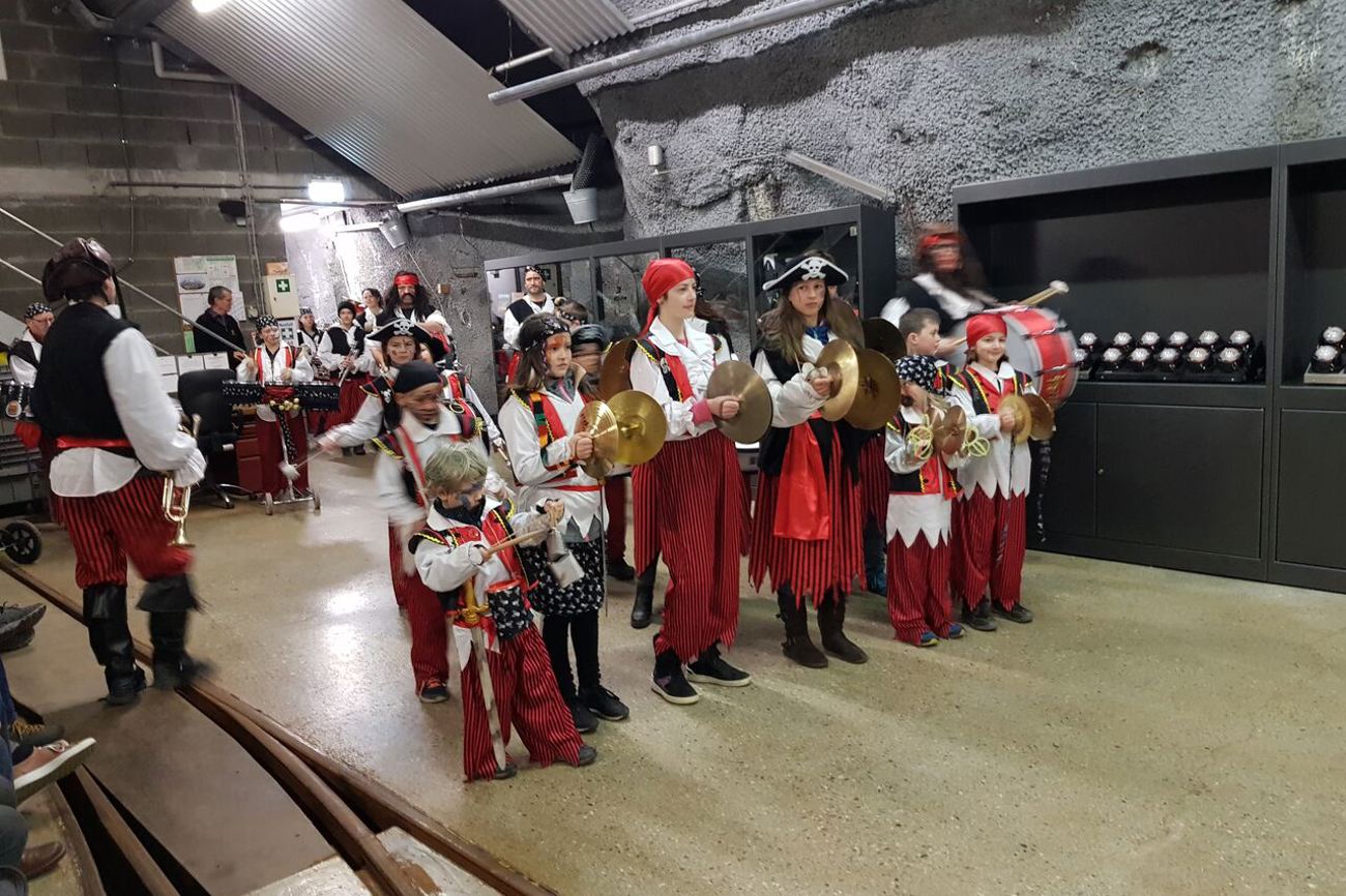 Im Piratenlook à la Jack Sparrow marschiert die Gugge «Fägnäschter» in den Gottesdienst ein. Foto: zvg