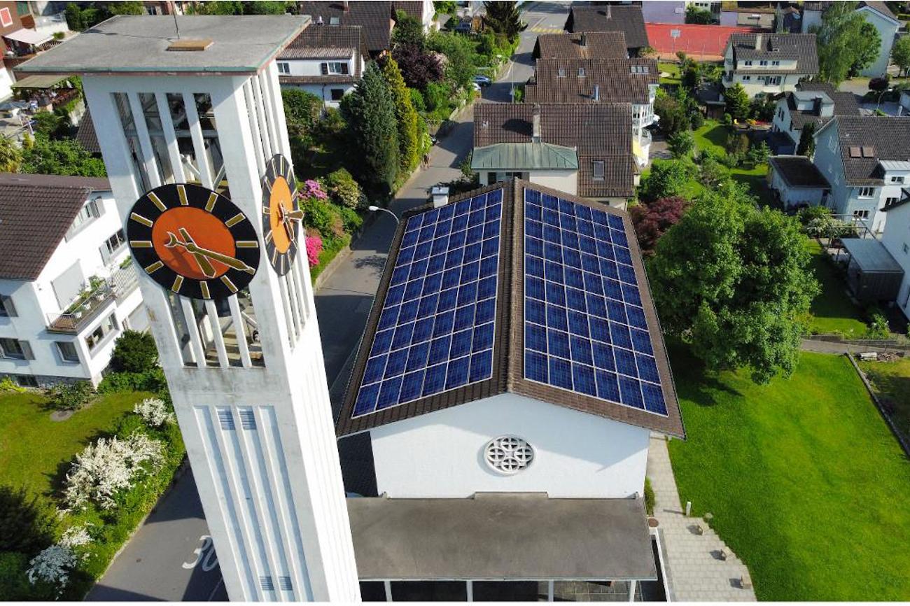 Das Kirchdach in Horw mit einer simulierten Solaranlage.