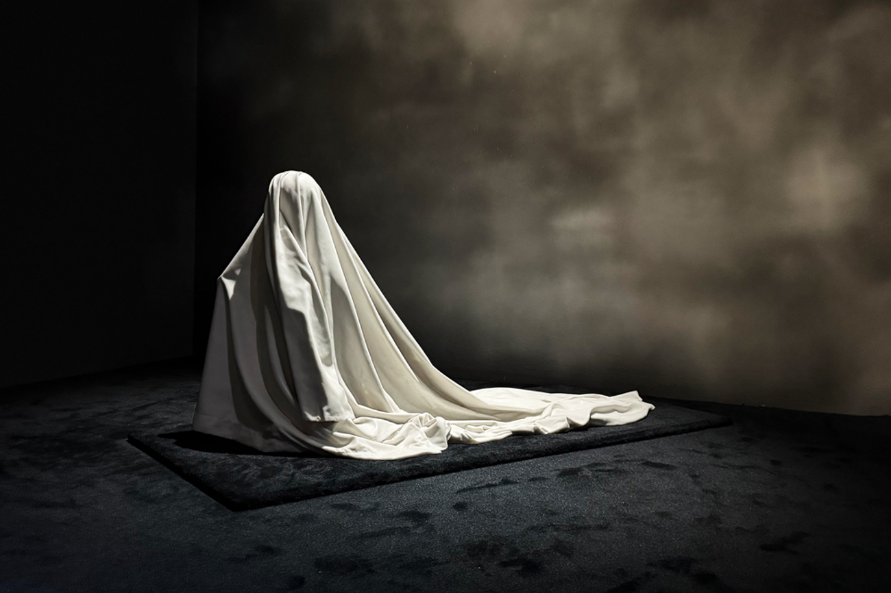 «Tell my mother not to worry (ii)», 2012, Marmorskulptur von Ryan Gander in der Ausstellung «Geister. Dem Übernatürlichen auf der Spur» im Kunstmuseum Basel. | Foto: Noelle