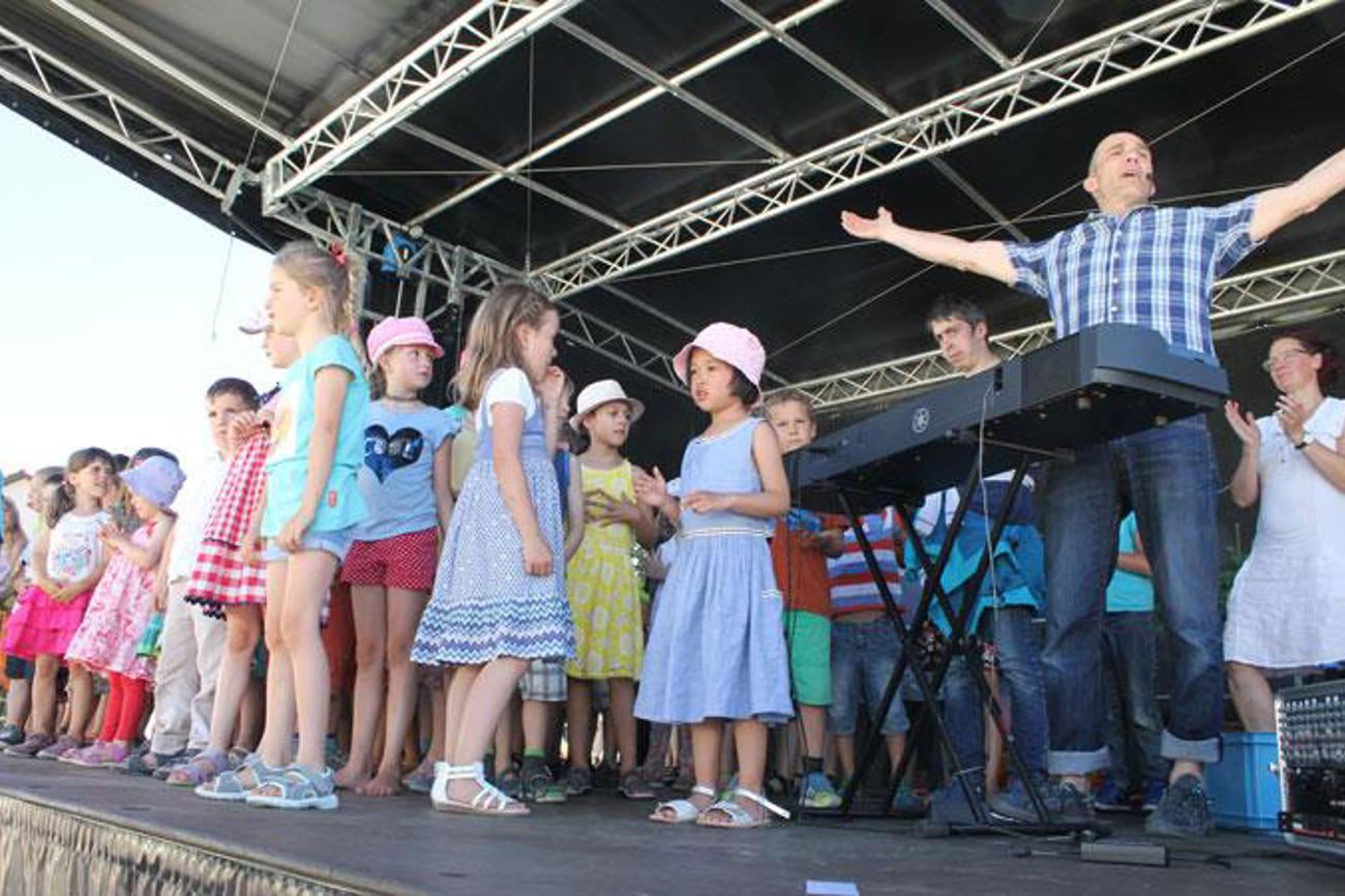 200 Kinder liessen sich am Thurgauer Kindersonntag von Liedermacher Andrew Bond mitreissen.