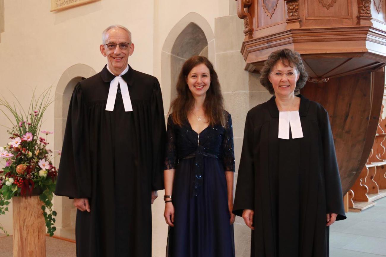 Pfarrer und Kirchenrat Lukas Weinhold mit den frisch ordinierten Pfarrerinnen Livia Strauss (Mitte) und Susanne Kündig-Koch. (Bild: pd)