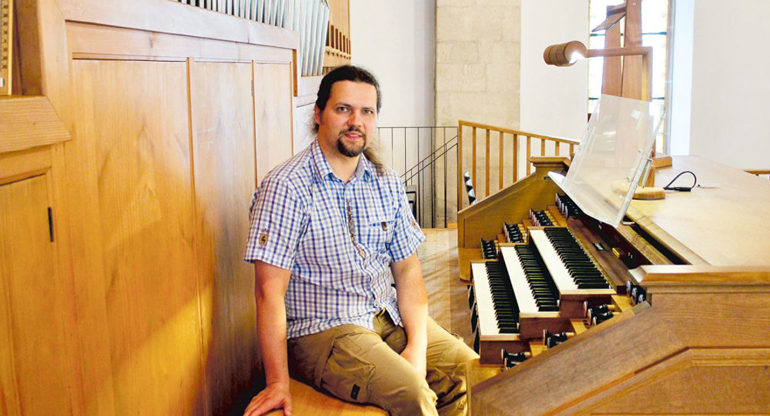 Ilja Völlmy an der Orgel: Mit den Konzerten sammelt er Geld für die Ukraine. | Foto: Tilmann Zuber