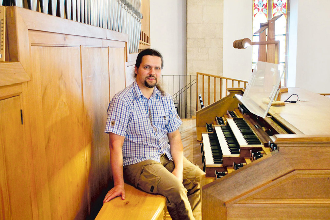 Ilja Völlmy an der Orgel: Mit den Konzerten sammelt er Geld für die Ukraine. | Foto: Tilmann Zuber