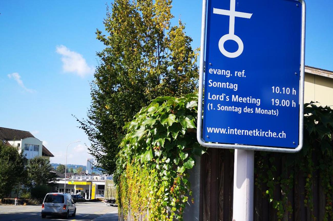 In Bischofszell wird mit der Gottesdiensttafel die privilegierte Lage am Ortseingang genutzt, um als Kirche im Ort Präsenz zu markieren. | sal