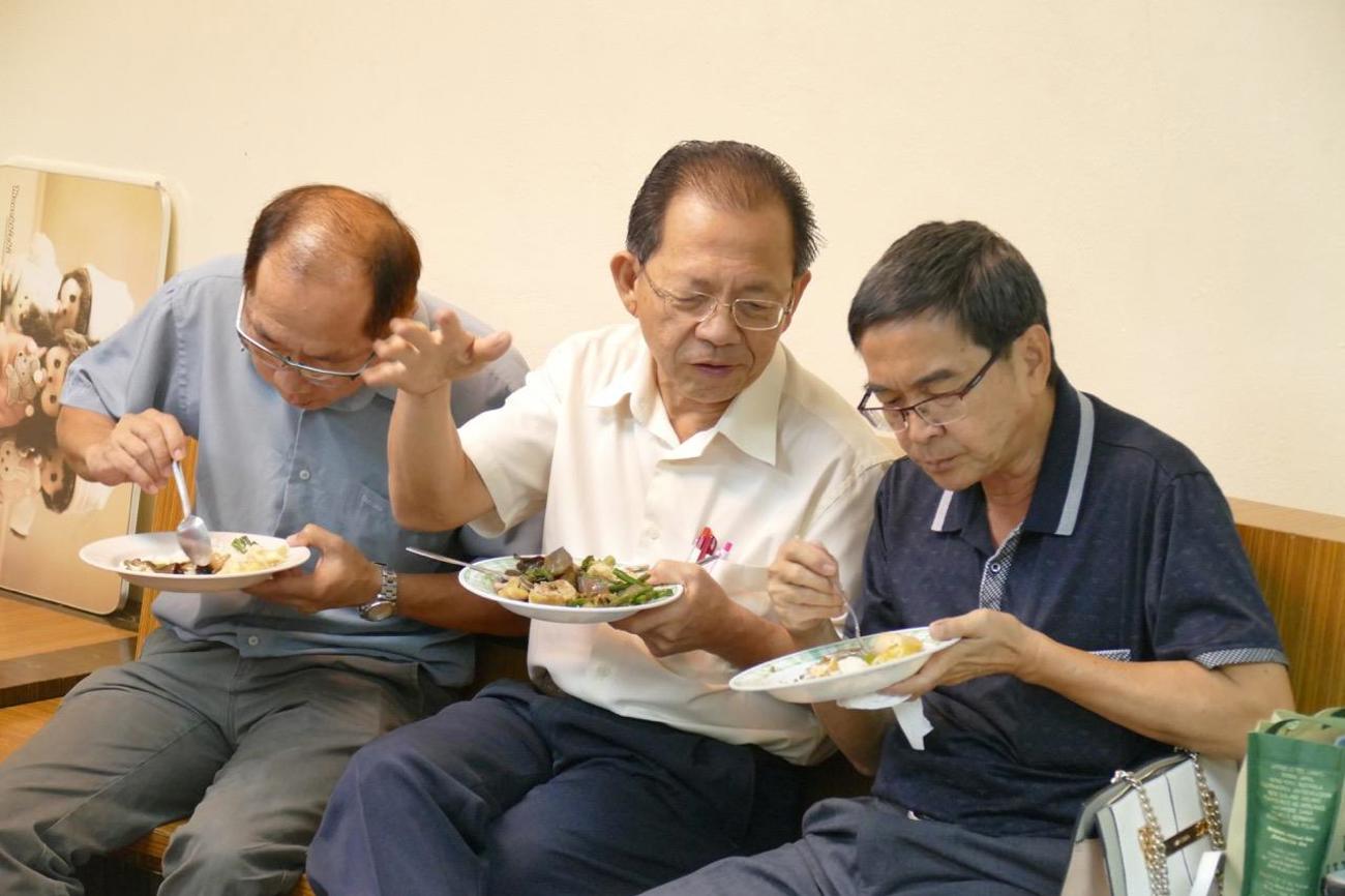 Gemeindeglieder im Gespräch