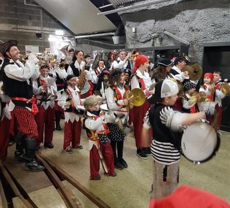 Guggenmusik bringt Chaos in Kirche