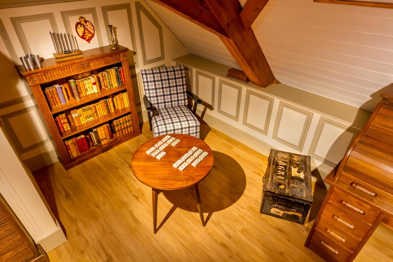 In der Studierstube eines kriminellen Kunsthändlers versteckt sich der Schatz der Äbtissin. (Bild: pd)