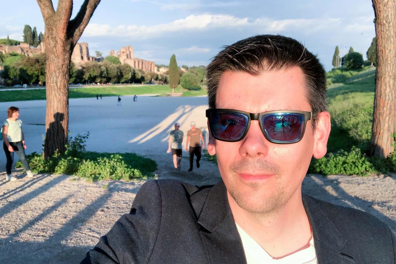 Pfarrer Christian Scharpf bei einem Rom-Besuch 2019 vor dem Circus Maximus.