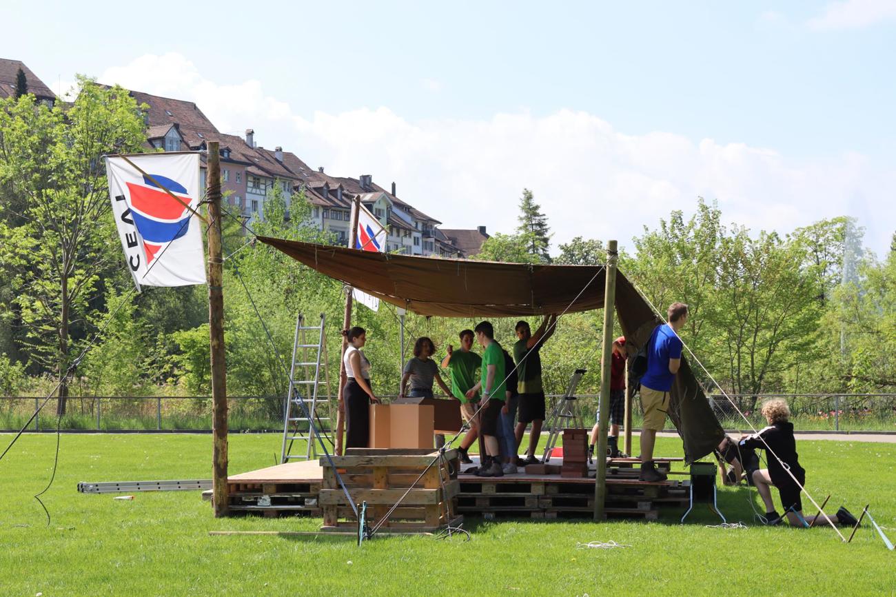 Aufbau der Bühne durch die Leiter:innen am Morgen.