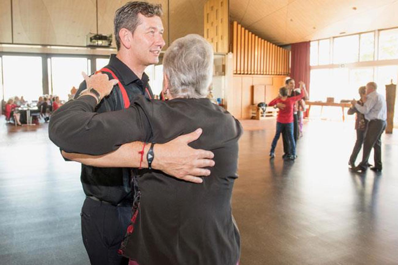 Quer über das Parkett schweben: Taxi-Dancer im Kirchgemeindehaus in Schaffhausen. | Peter Leutert