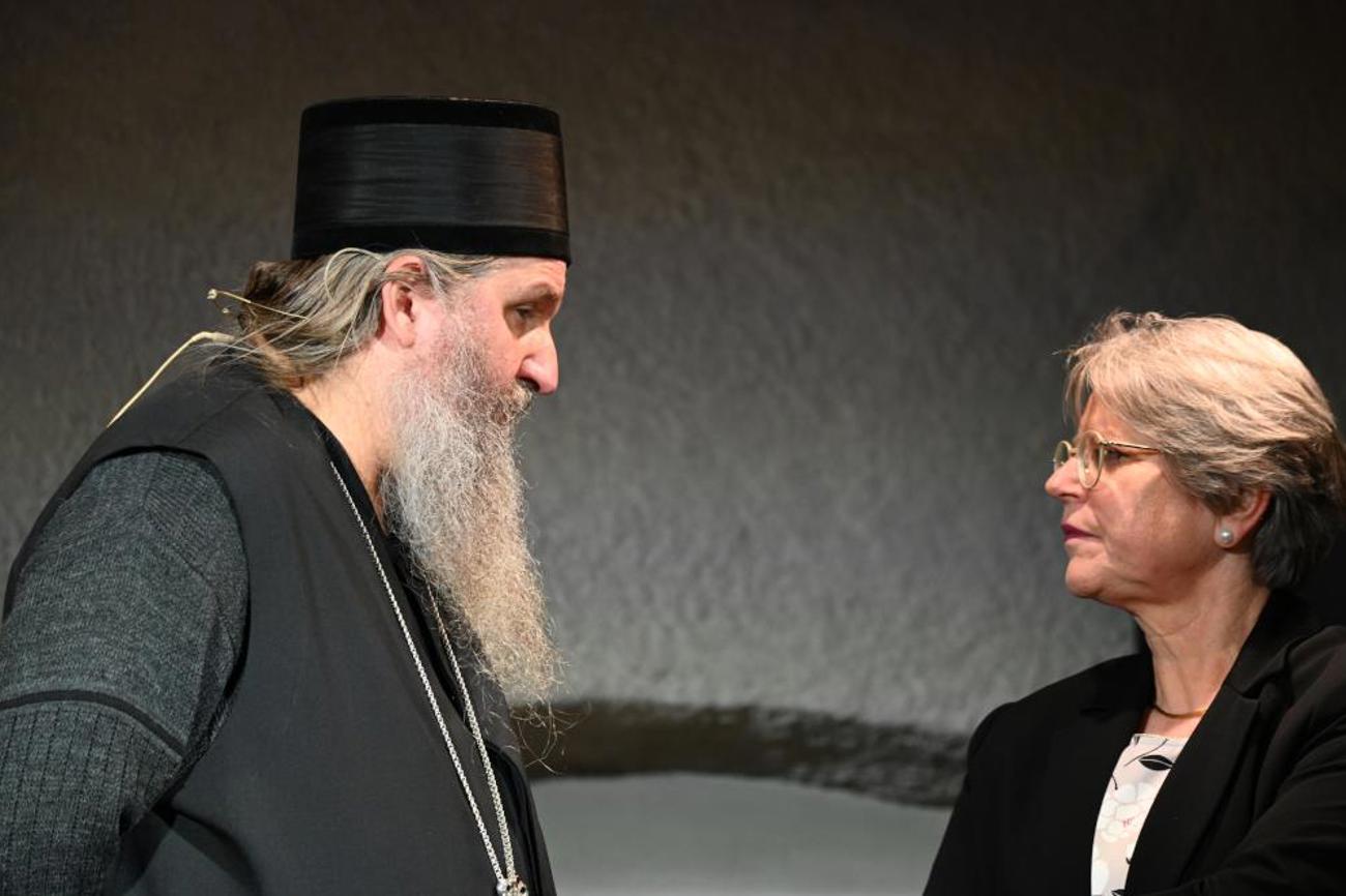 Rita Famos, Präsidentin der Evangelisch-reformierten Kirche Schweiz EKS im Gespräch mit dem serbisch-orthodoxen Bischof. | Christoph Knoch