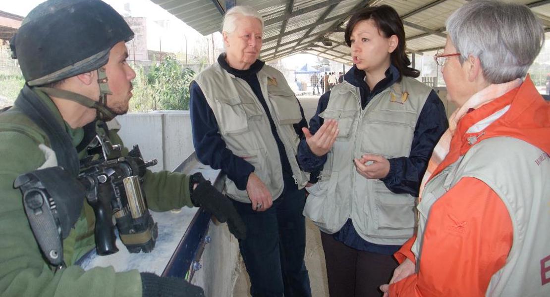 Heidi Schüle (ganz rechts) war 2009 für drei Monate als Menschenrechtsbeobachterin in Israel. Das Bild zeigt sie beim Besuch eines Checkpoints.