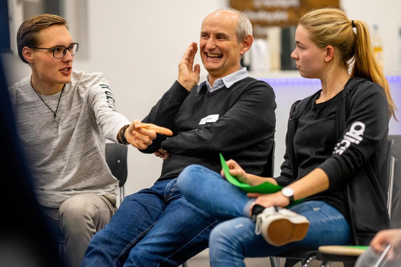 Thomas Alder (Mitte) im Gespräch mit Jugendlichen. (Bild: Sandro Kohlert)