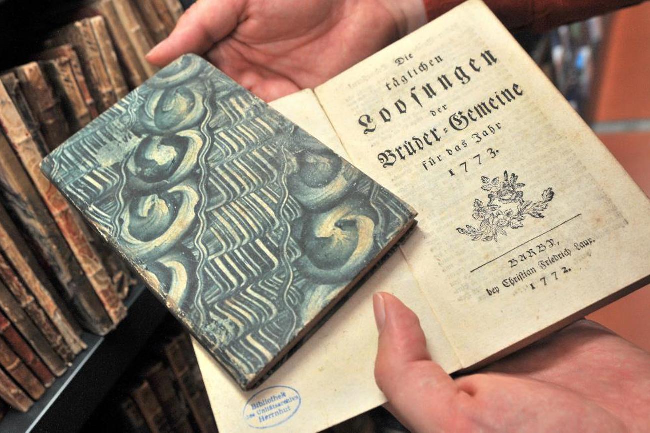 Herrnhuter Losung aus dem Jahr 1773 mit einem Kleisterpapiereinband. | Matthias Weber/epd