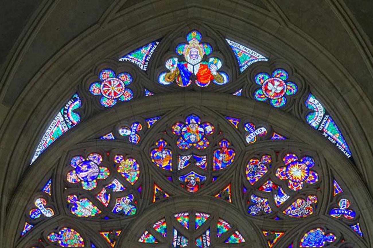 «Erschaffung der Welt»: Ausschnitt aus der Fensterrosette im Prager Veitsdom.|Erwin Meier/cc by-sa 4.0