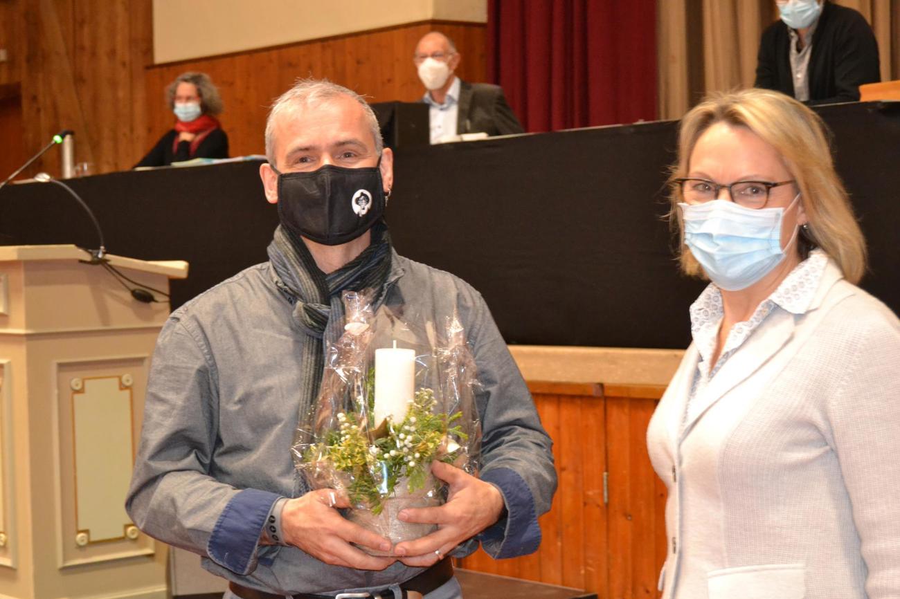 Synodepräsidentin Judith Hübscher Stettler gratuliert dem neu gewählten Kirchenrat Pfarrer Paul Wellauer zu seiner Wahl. (Bild: Brunhilde Bergmann)