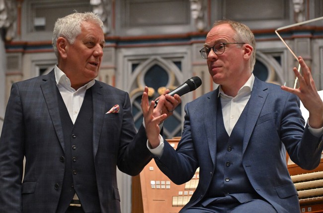 Organist Bernhard Ruchti erläutert Röbi Koller die Dimension der Pfeifen. Foto: Augustin Saalem