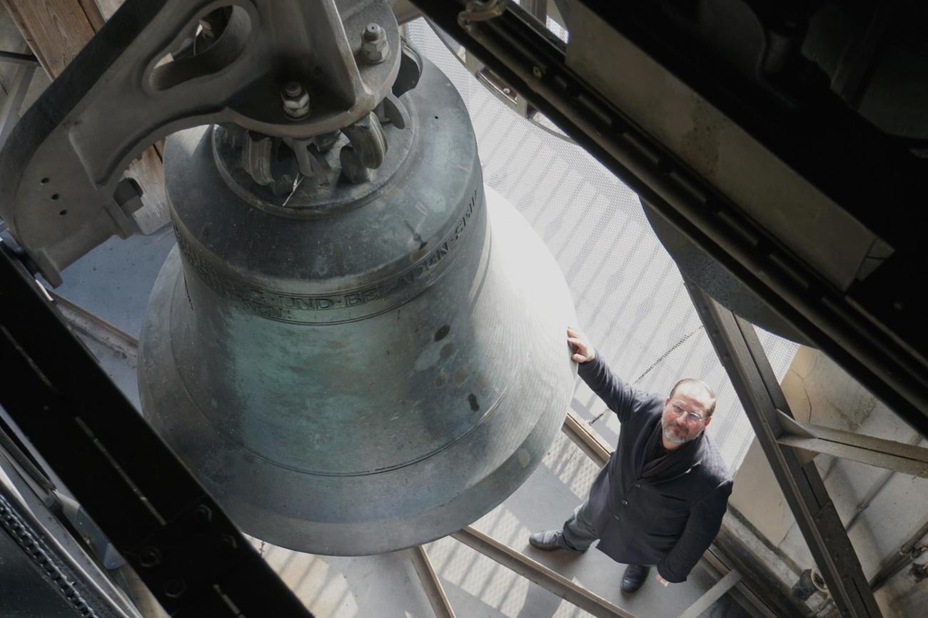 Der Mesmer der Arboner Kirche Marc Moser steht unter der zweitgrössten Glocke im Kirchturm zu Arbon. (Bild: Lars Heynen)