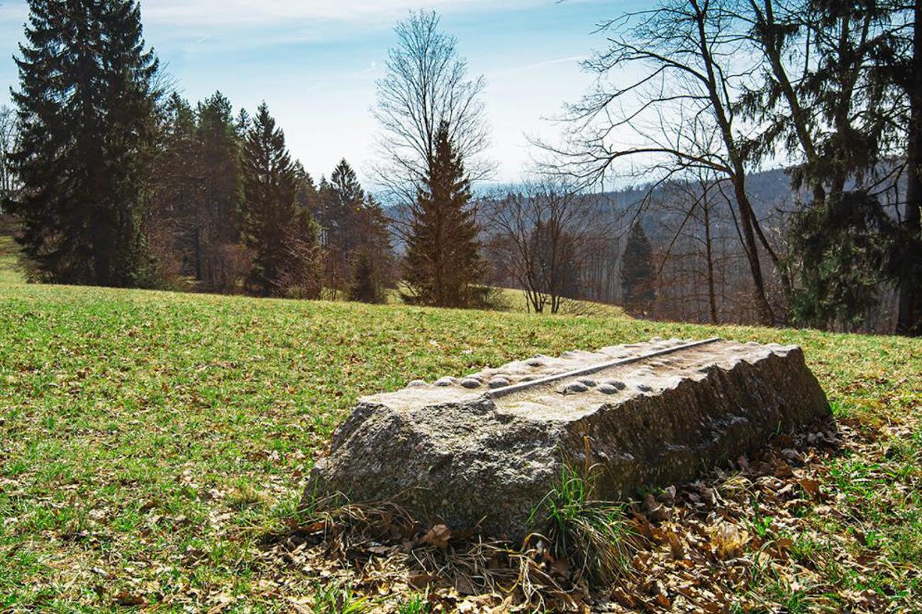 Der Gedenkstein erinnert an die Verfolgten. |Naturpark Schaffhausen