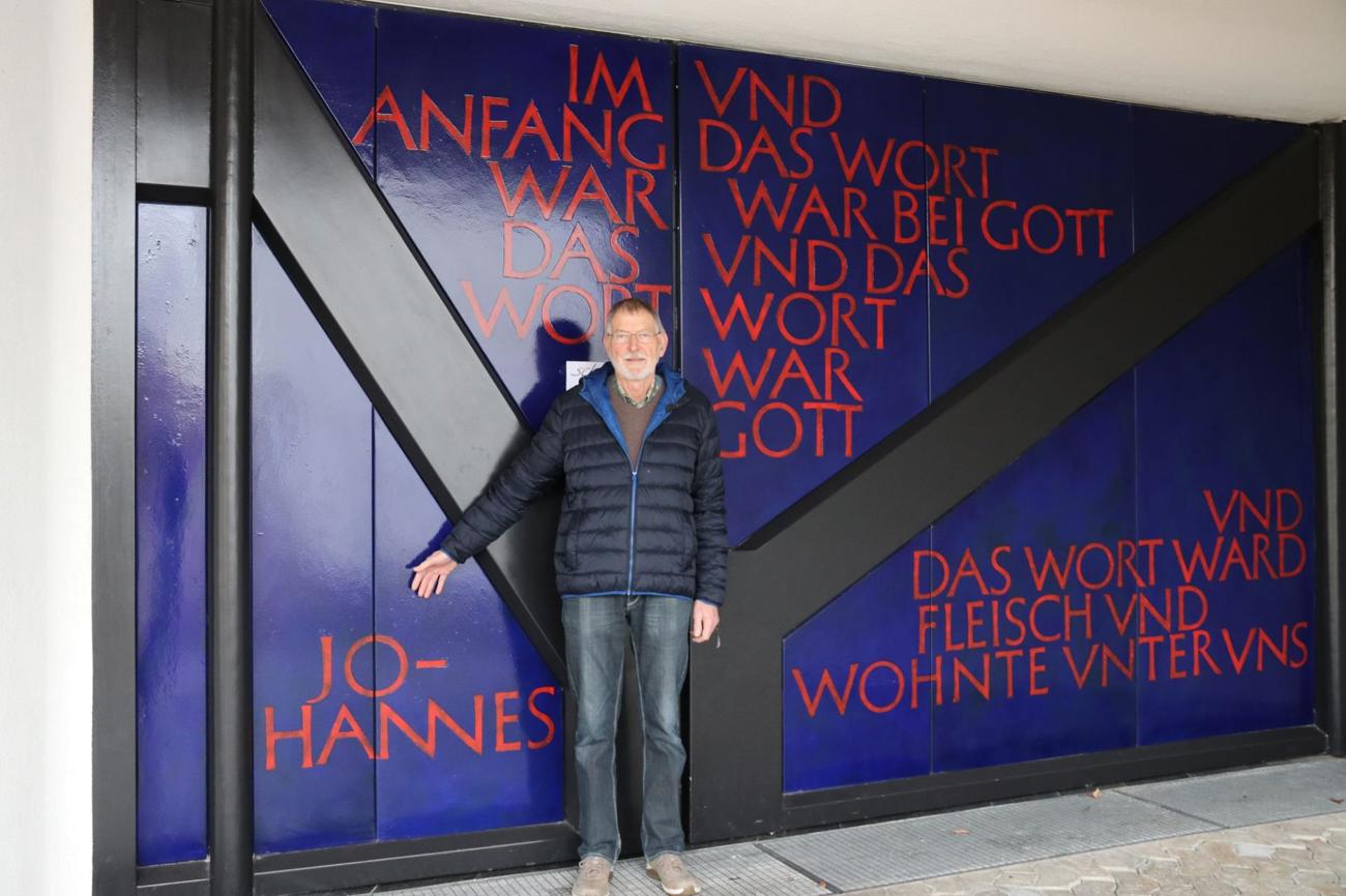 Hans Ewald präsentiert die Eingangstür zur Johannes-Kirche in Bischofszell, die 1968 eingeweiht wurde.