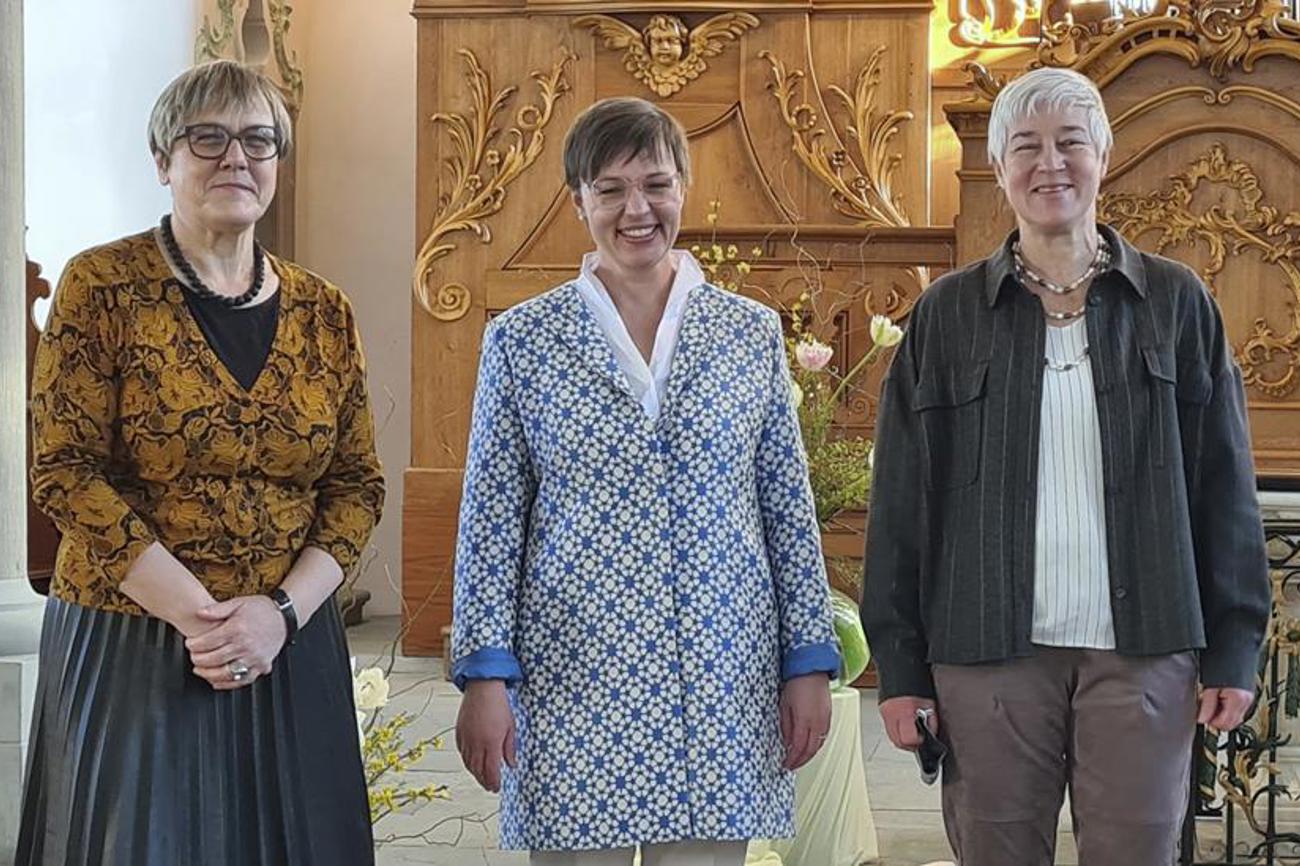 Gottesdienst zur Amtseinsetzung, von links nach rechts: Pfarrerin Sigrun Holz, Speicher, neu im Büro der Synode, Kirchenratspräsidentin Martina Tapernoux-Tanner, und Esther Johnson, Gais ebenfalls neu im Büro der Synode.