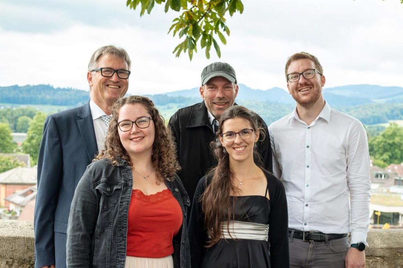 Kirchenratspräsident Pfarrer Wilfried Bührer (links) freut sich mit Claudia Zaugg, Christoph Saredi, Eva Weinhold und Philipp Übersax über deren Diplom. (Bild: Matthias Ackermann)