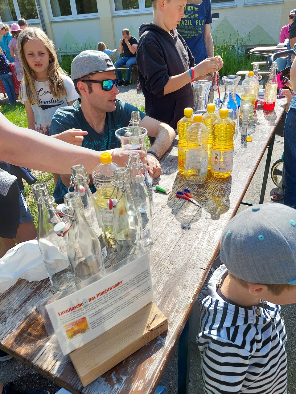 Mit einer Lavaflasche wird das Pfingstwunder nachempfunden. Foto: zVg