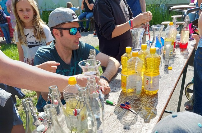 Mit einer Lavaflasche wird das Pfingstwunder nachempfunden. Foto: zVg