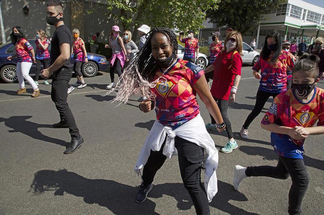 Ein Tanz geht um die Welt: Begeisterte tanzen zu «Jerusalema» auf der Strasse. |youtube