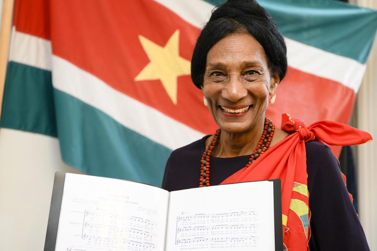 Freudig präsentiert Mavis Noordwijk ihre Komposition zum Welt- gebetstag. / Plüss