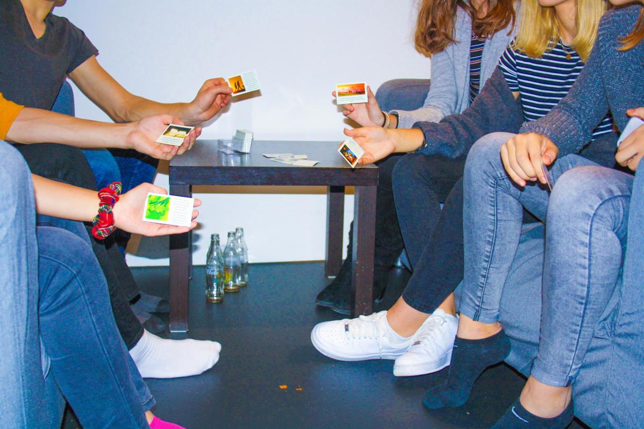 Jugendliche aus Frauenfeld beschäftigen sich mit Losungen und lassen sich davon inspirieren – gerade, wenn es um Krieg und Frieden geht. (Bild: mr)