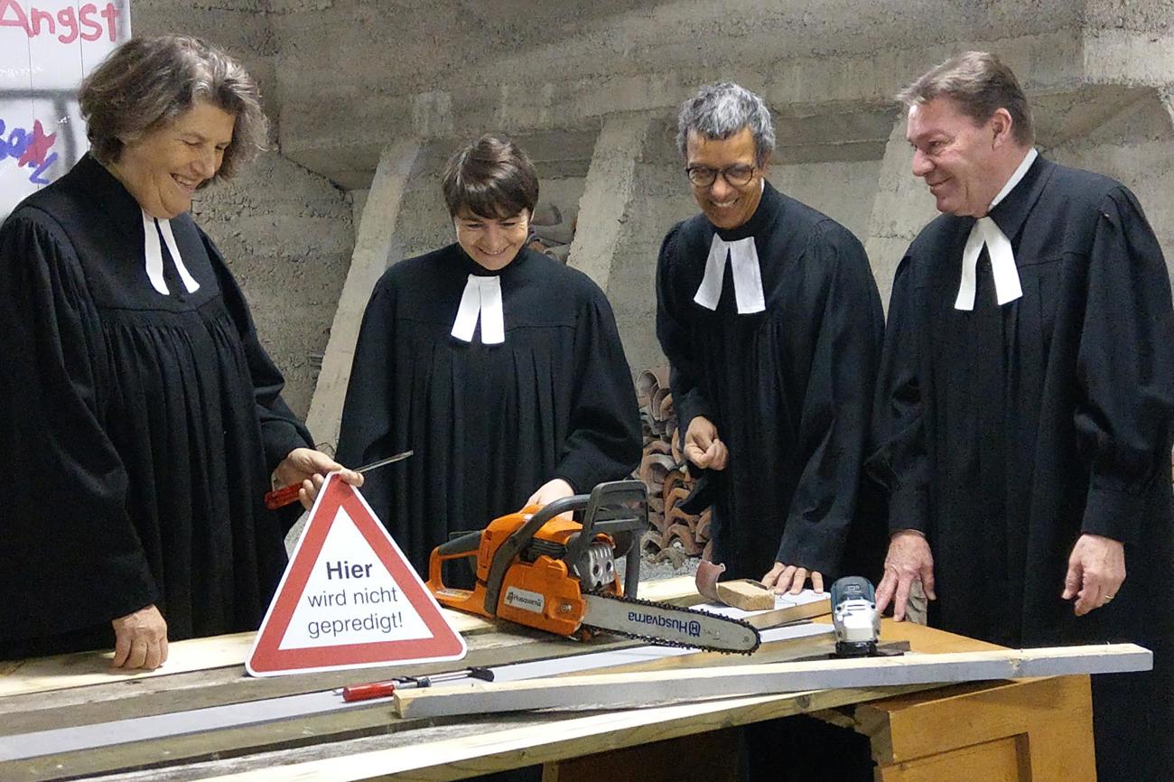 Das Pfarrteam von St. Gallen Straubenzell begutachten die Arbeit: Regula Hermann, Kathrin Bolt, Uwe Habenicht, Carl Boetschi (v.l.n.r.).