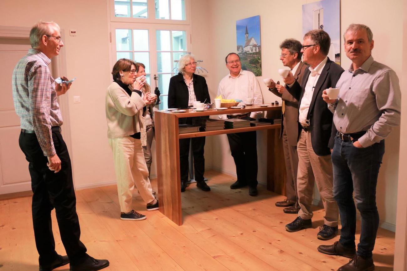 Der neue Kirchenrat macht Kaffeepause – nicht unwesentlich für den Erfolg in Kirchgemeinden, finden die neue Kirchenratspräsidentin Christina Aus der Au.